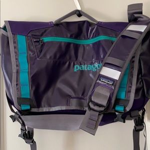 Patagonia Black Hole Messenger - Purple/Teal